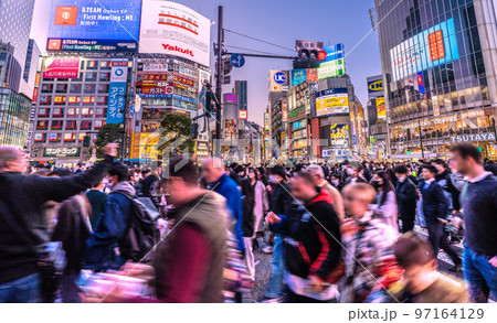 日本の東京都市景観 12月・師走、渋谷スクランブル交差点は脅威の人流。外国人観光客も続々…＝10日 97164129
