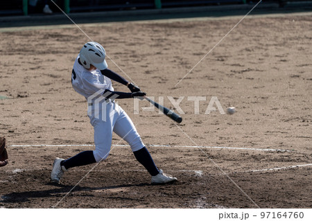 ヒットを放つ右打者（高校野球） 97164760