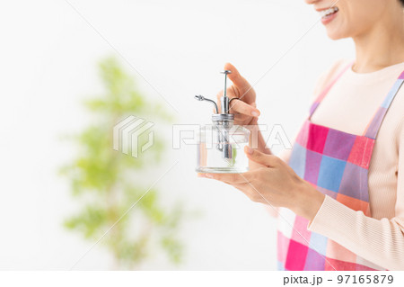 植物に水をあげる女性 植物に水をあげる女性 97165879