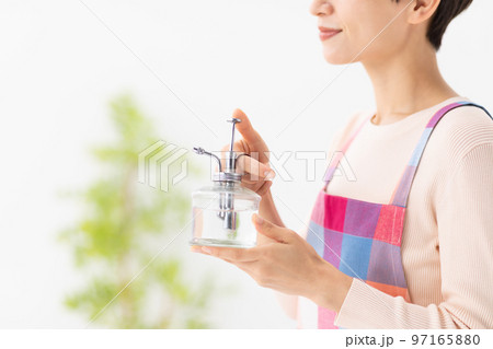 植物に水をあげる女性 97165880