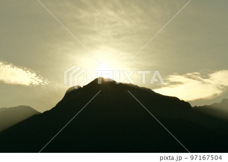 北杜市白州町、甲斐駒ケ岳山頂に沈む夕日と彩雲 北杜市白州町、甲斐駒ケ岳山頂に沈む夕日と彩雲 97167504