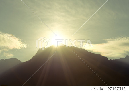 北杜市白州町、甲斐駒ケ岳山頂に沈む夕日と彩雲 97167512