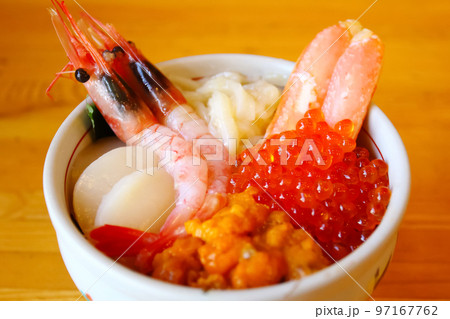 北海道グルメの定番　海鮮丼 97167762