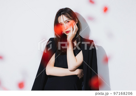 ブラックドレスの女性　薔薇の花びら 97168206