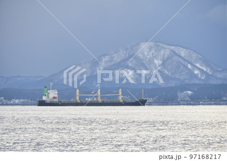 冬の北海道函館市函館湾に停泊している貨物船の風景を撮影 97168217