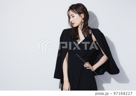 ブラックドレスの女性 97168227