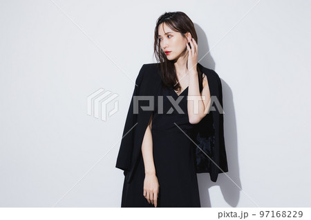 ブラックドレスの女性 97168229