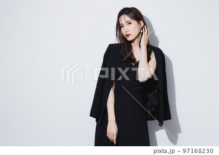 ブラックドレスの女性 97168230