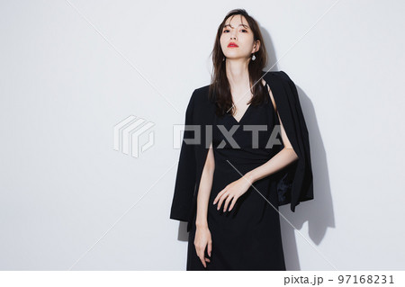 ブラックドレスの女性 97168231