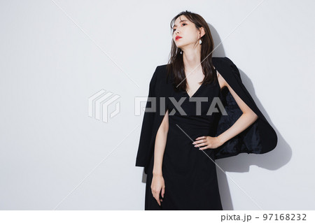 ブラックドレスの女性 97168232
