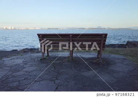ベンチのある風景_琵琶湖 97168321
