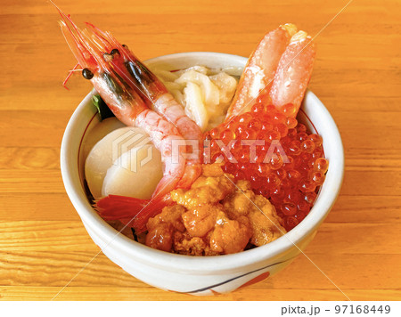北海道グルメの定番　海鮮丼 97168449