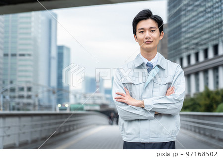 作業服を着た男性 97168502