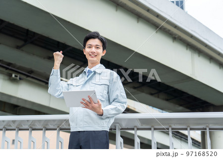 作業服を着た男性 97168520