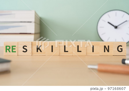 RESKILLINGと書かれたブロックが置かれたデスク 97168607