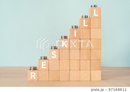 RESKILLと書かれたブロックとコイン 97168611