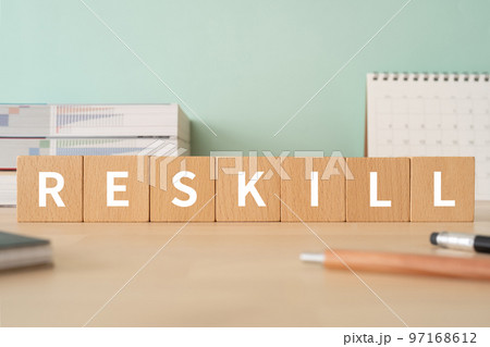 RESKILLと書かれたブロックが置かれたデスク RESKILLと書かれたブロックが置かれたデスク 97168612