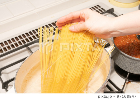 パスタを茹でるカット パスタを茹でるカット 97168847