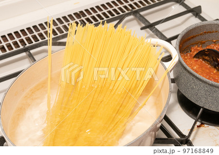 パスタを茹でるカット パスタを茹でるカット 97168849