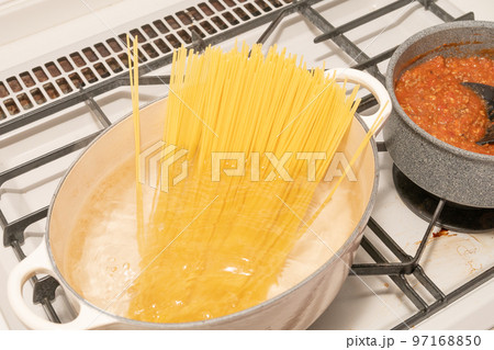 パスタを茹でるカット パスタを茹でるカット 97168850