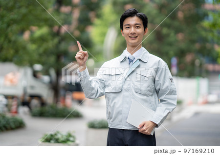 作業服を着た男性 97169210