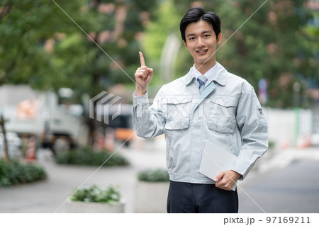 作業服を着た男性 97169211