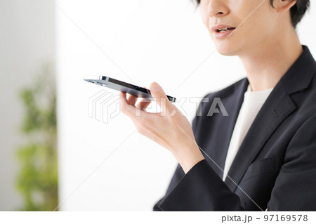 音声入力をする男性 97169578