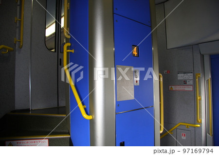 E4 系、2階建て新幹線MAXの、階段部分（撮影は2009年）の写真素材