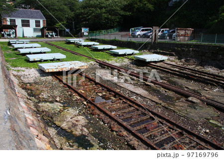 長崎の小菅修船所跡(海へと伸びるレール) 長崎の小菅修船所跡(海へと伸びるレール) 97169796