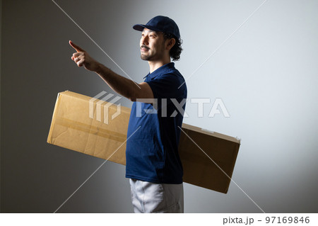 大型段ボールを持つ髭の配達員 97169846
