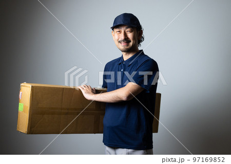 大型段ボールを持つ髭の配達員 97169852