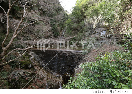 兵庫 神戸 布引の滝(雌滝)と取水施設 兵庫 神戸 布引の滝(雌滝)と取水施設 97170475