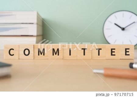 COMMITTEEと書かれたブロックが置かれたデスク 97170715