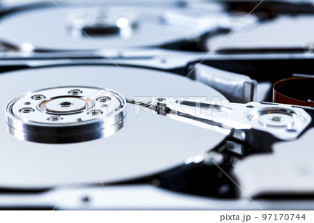 殻割したハードディスクの接写写真 殻割したハードディスクの接写写真 97170744