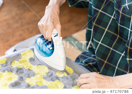 アイロンがけしているシニア女性 97170786