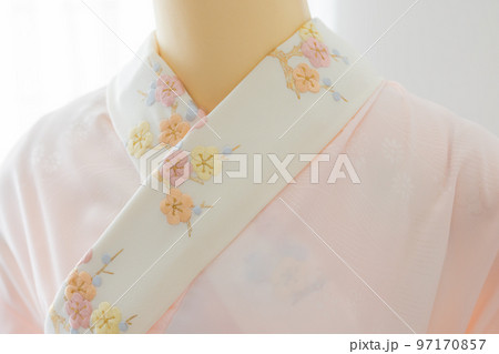 長襦袢を着付けた和装トルソー 97170857