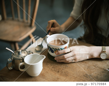 カフェでの一コマ カフェでの一コマ 97170984