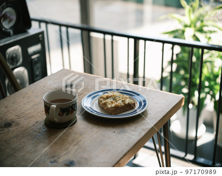 カフェでの一コマ 97170989