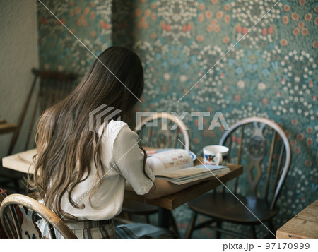 カフェでの一コマ カフェでの一コマ 97170999