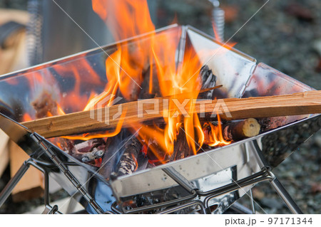 焚火(キャンプ・アウトドアイメージ) 97171344