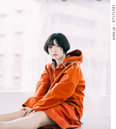 窓際に座る女性 97171481