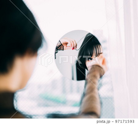 鏡を持つ女性 97171593