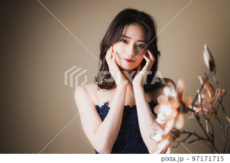 ネイビーのドレスの女性　　　　 97171715
