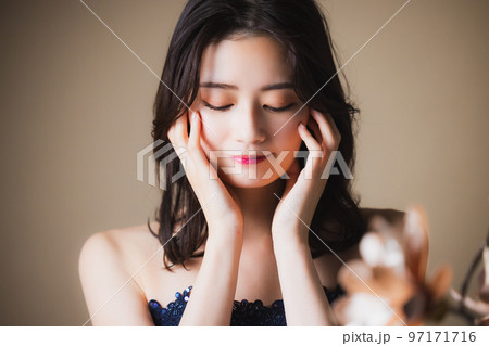 ネイビーのドレスの女性　　　　 97171716