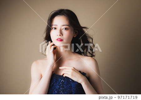 ネイビーのドレスの女性　　　　 97171719