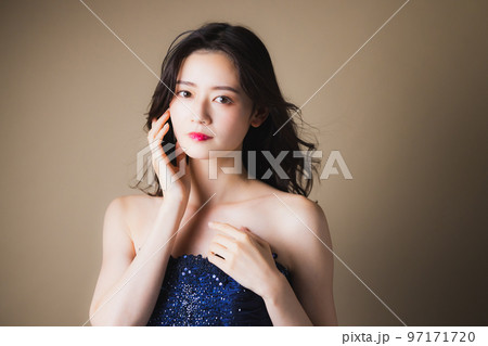 ネイビーのドレスの女性　　　　 97171720