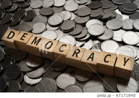 DEMOCRACYと書かれたブロックとコイン 97171840