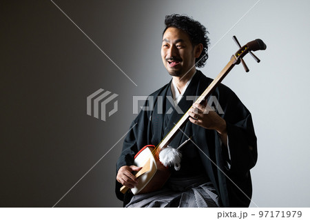 髭の男性の和楽器シリーズ 三味線 髭の男性の和楽器シリーズ 三味線 97171979
