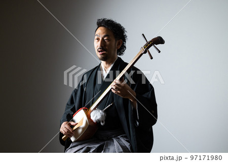 髭の男性の和楽器シリーズ　三味線　　　 97171980