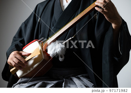 髭の男性の和楽器シリーズ　三味線　　　 97171982